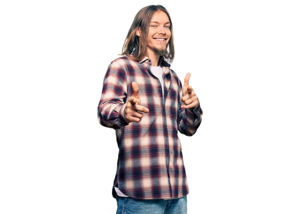 Hombre Caucásico Guapo Con Pelo Largo Con Camisa Hipster Señalando — Foto de Stock