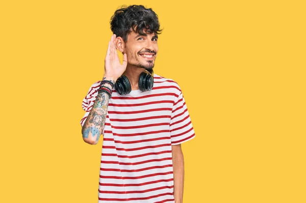 Ung Latinamerikan Lyssnar Musik Med Hörlurar Som Ler Med Handen — Stockfoto