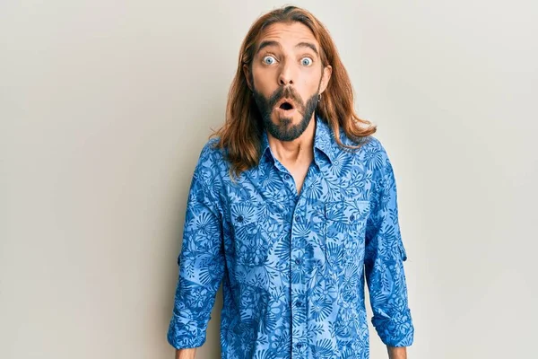 Hombre Atractivo Con Pelo Largo Barba Que Lleva Camisa Estilo —  Fotos de Stock