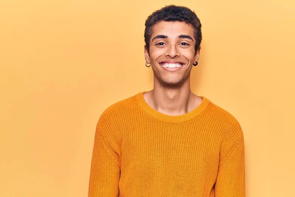 Pemuda Afrika Amerika Mengenakan Pakaian Santai Tampak Positif Dan Bahagia — Stok Foto