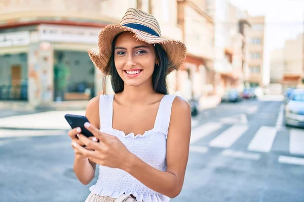 Junge Latino Mädchen Tragen Sommermode Mit Smartphone Auf Der Straße — Stockfoto