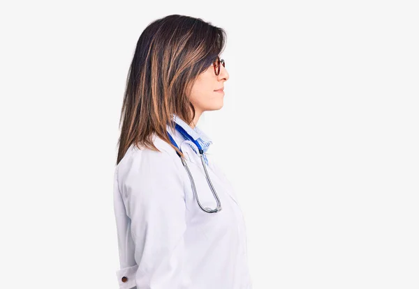 Młoda Piękna Kobieta Nosi Stetoskop Lekarza Okulary Patrząc Bok Relaks — Zdjęcie stockowe
