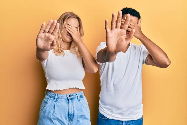 Jeune Couple Interracial Portant Shirt Blanc Décontracté Couvrant Les Yeux — Photo