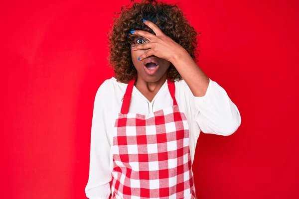 Ung Afrikansk Amerikansk Kvinna Bär Förkläde Kikar Chock Täcker Ansikte — Stockfoto