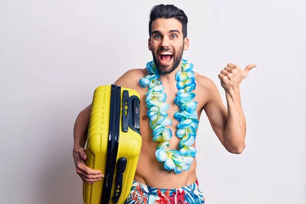 Joven Hombre Guapo Con Barba Con Traje Baño Lei Hawaiano — Foto de Stock