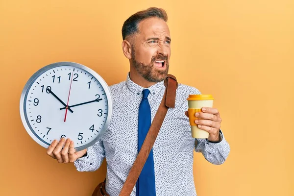 Hombre Negocios Guapo Mediana Edad Bebiendo Una Taza Café Sosteniendo —  Fotos de Stock