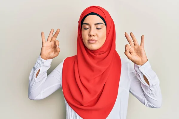 Jong Mooi Latijns Meisje Draagt Traditionele Islamitische Hijab Sjaal Ontspannen — Stockfoto