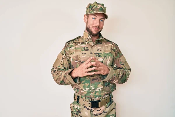 Joven Hombre Caucásico Vistiendo Camuflaje Ejército Uniforme Manos Juntas Dedos — Foto de Stock