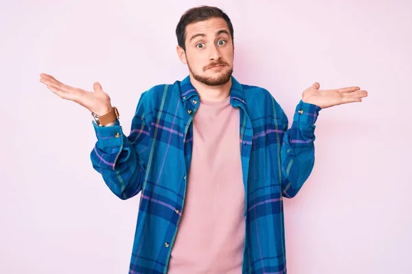 Joven Hombre Guapo Con Ropa Casual Expresión Despistada Confusa Con —  Fotos de Stock