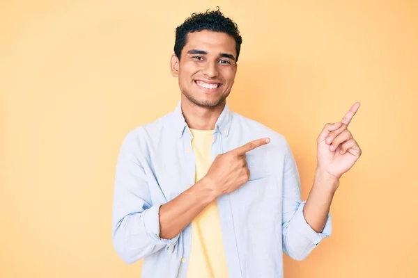 Junger Gut Aussehender Hispanischer Mann Steht Lächelnd Vor Gelbem Hintergrund — Stockfoto