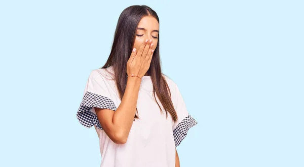 Jonge Spaanse Vrouw Casual Kleding Verveeld Gapen Moe Bedekken Mond — Stockfoto