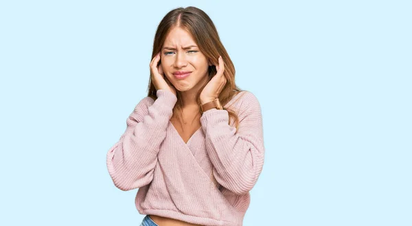 Bella Donna Bionda Che Indossa Casual Inverno Maglione Rosa Che — Foto Stock