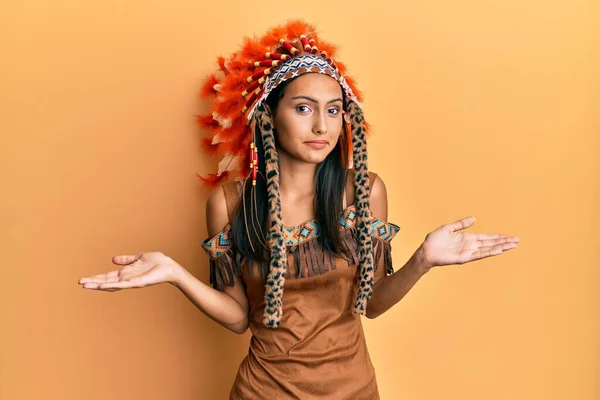 年轻的黑发女人穿着印第安服装 毫无头绪 满脸困惑 手臂和双手高举 怀疑概念 — 图库照片