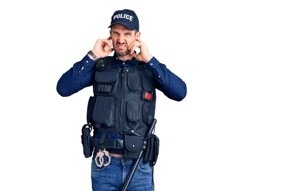 Joven Hombre Guapo Vistiendo Uniforme Policial Cubriendo Las Orejas Con — Foto de Stock