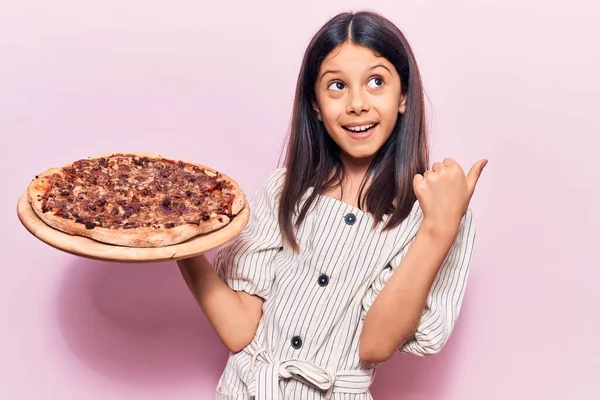 Schöne Kindermädchen Hält Italienische Pizza Der Hand Und Zeigt Mit — Stockfoto