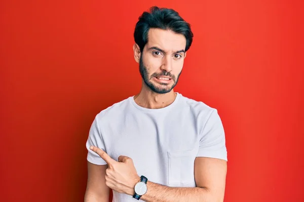 Joven Hombre Hispano Vistiendo Camiseta Blanca Casual Señalando Lado Preocupado — Foto de Stock