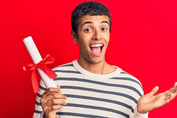 Joven Hombre Amerciano Africano Con Diploma Posgrado Que Celebra Logro —  Fotos de Stock