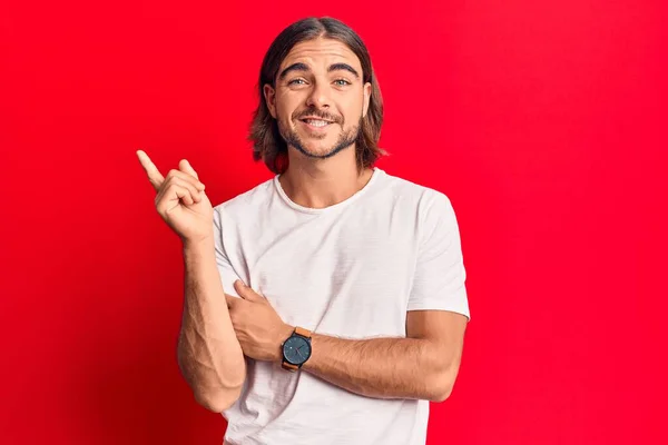 Junger Gutaussehender Mann Lässiger Kleidung Mit Einem Breiten Lächeln Gesicht — Stockfoto