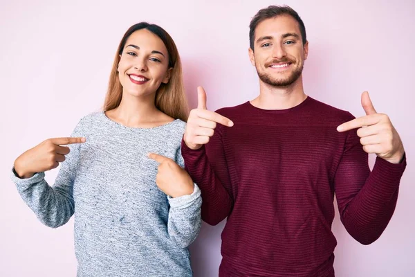 Casal Bonito Vestindo Roupas Casuais Olhando Confiante Com Sorriso Rosto — Fotografia de Stock