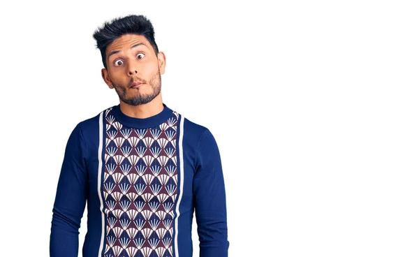 Bello Latino Americano Giovane Uomo Che Indossa Maglione Invernale Casual — Foto Stock