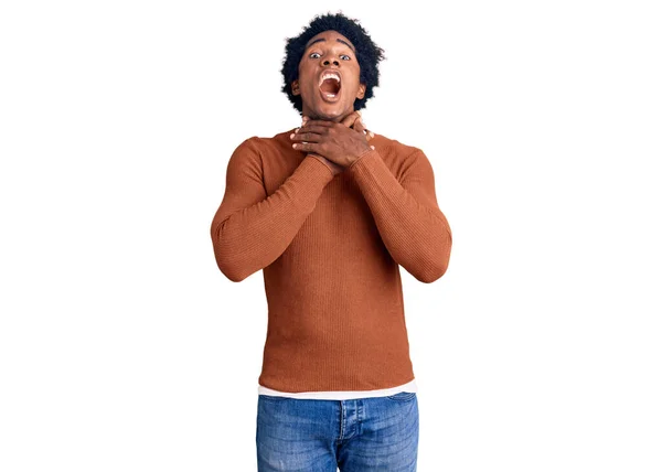 Bonito Homem Afro Americano Com Cabelo Afro Vestindo Roupas Casuais — Fotografia de Stock