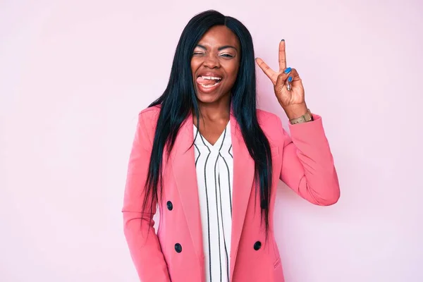 Junge Afrikanisch Amerikanische Frau Businesskleidung Lächelt Mit Glücklichem Gesicht Und — Stockfoto
