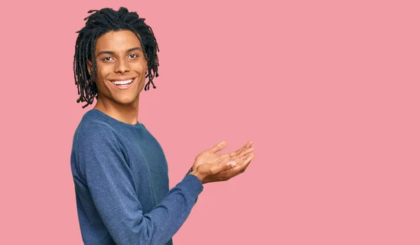 Young African American Man Wearing Casual Winter Sweater Pointing Aside — Stock Photo, Image