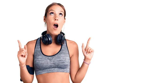 Ung Vacker Latinamerikansk Kvinna Bär Gym Kläder Och Använder Hörlurar — Stockfoto