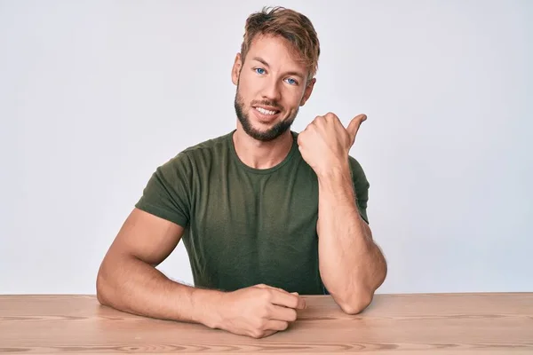 Jonge Blanke Man Draagt Casual Kleding Zittend Tafel Glimlachend Met — Stockfoto