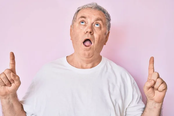 Beyaz Tişört Giyen Yaşlı Gri Saçlı Adam Şaşırmış Şaşırmış Bir — Stok fotoğraf