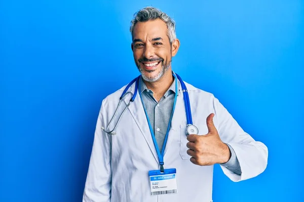 Homem Cabelos Grisalhos Meia Idade Vestindo Uniforme Médico Estetoscópio Fazendo — Fotografia de Stock