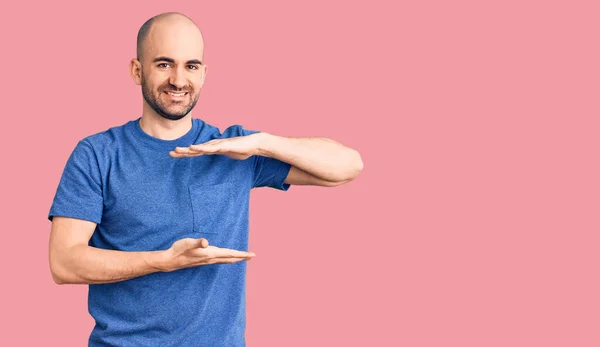 Junger Gutaussehender Mann Lässigem Shirt Gestikuliert Mit Händen Die Große — Stockfoto