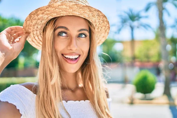 Joven Chica Turista Rubia Sonriendo Feliz Caminando Parque —  Fotos de Stock