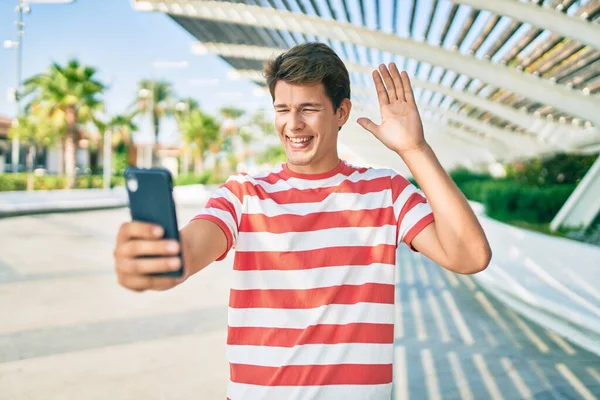 Mladý Běloch Šťastně Usmívá Při Videohovoru Pomocí Smartphonu Městě — Stock fotografie