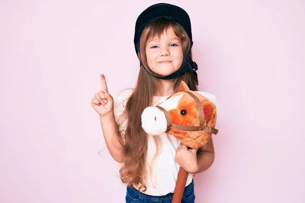 Petite Fille Enfant Caucasienne Aux Cheveux Longs Jouet Cheval Portant — Photo