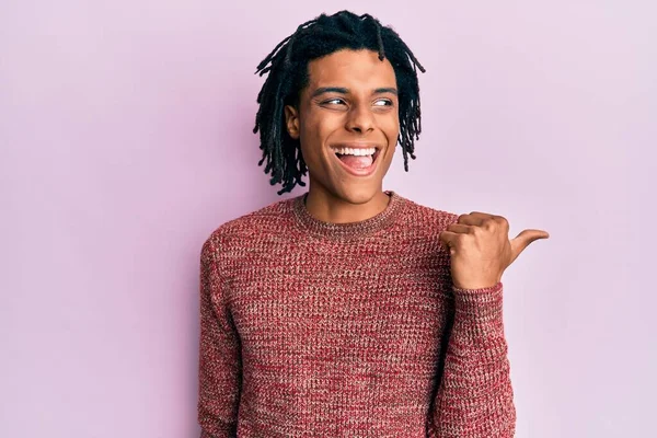 Młody Afroamerykanin Luźnym Zimowym Swetrze Kciukiem Góry Uśmiechnięty Szczęśliwy Otwartymi — Zdjęcie stockowe