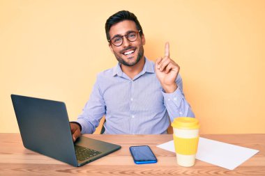 Ofiste çalışan genç İspanyol bir adam bir fincan kahve içiyor. Bir fikir ya da soru işareti ile şaşırmış, mutlu bir yüzle, bir numara. 