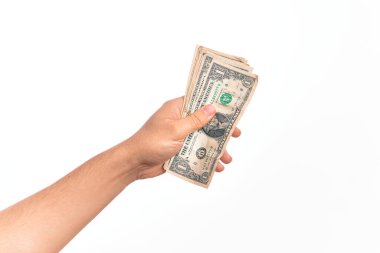 Beyaz arka planda bir deste para tutan Kafkas genci.