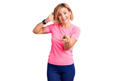 Spor kıyafetleri giyen, gülümseyen, telefonla konuşan ve seni işaret eden genç sarışın kadın. Ara beni.. 