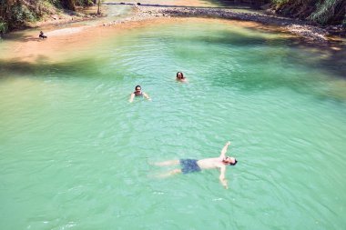Aile nehirde yüzüyor.