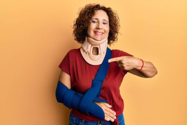 Güzel orta yaşlı olgun bir kadın boyun tasması takıyor ve kol askıda mutlu ve gururlu bir gülümsemeyi işaret ediyor. 