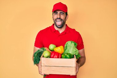 Yakışıklı, sakallı, üniformalı, teslimat yemeği taşıyan, komik bir ifadeyle dilini dışarı çıkaran bir İspanyol.. 