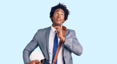 Yakışıklı, afro saçlı, mimar şapkalı, ciddi yüzlü, eli çenesinde soru soran, kafa karıştırıcı fikirlerini düşünen Afro-Amerikan bir adam. 