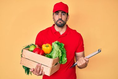 Üniformalı yakışıklı, sakallı, yemek getiren, sıkıntılı, sinirli ve korkmuş bir İspanyol. hüzünlü ifade. 