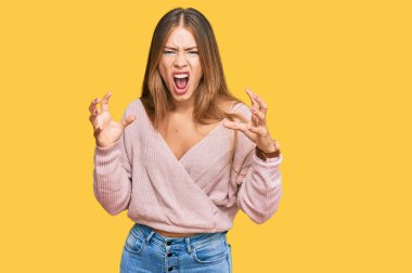 Güzel sarışın kadın, günlük pembe kazak giyiyor öfkeden çıldırmış, elleri boğazlamaya çalışıyor, deli gibi bağırıyor. 