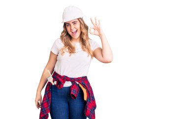 Güvenlik kaskı takan, gülümseyen beyaz bir kadın el ve parmaklarıyla 