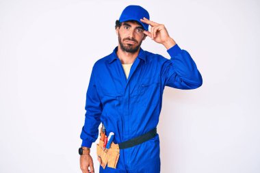 Kıvırcık saçlı ve ayı gibi giyinen yakışıklı genç adam. Alnındaki sorun yüzünden endişeli ve stresli. Kriz için endişeli. 