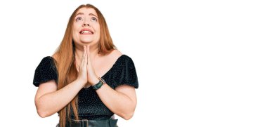 Genç, güzel, kızıl saçlı, zarif kıyafetler giyen, elleri bağlı yalvaran ve dua eden bir kadın. Yüzünde umut ifadesi olan çok duygusal ve endişeli bir ifade. Yalvarıyor. 