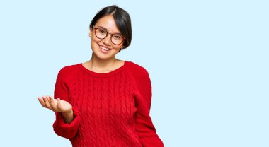 Kısa saçlı, gözlüklü, neşeli gülümseyen, dost canlısı, kendine güvenen, kısa boylu İspanyol bir kadın. 