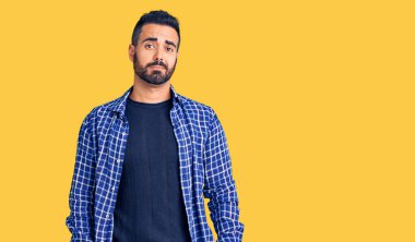 Gündelik kıyafetler giyen genç İspanyol adam uykulu ve yorgun görünüyor, yorgunluktan yorgun ve akşamdan kalma, sabahları tembel gözler.. 